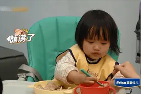 2岁的肖允儿吃饺子蘸酱油说辣！妥妥小迷糊，还是爸爸的小迷妹图片