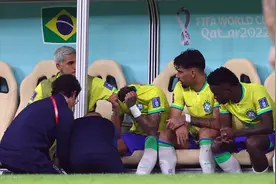 巴西取胜存隐患！内马尔脚踝肿胀 替补席上落泪 队医确认伤势图片