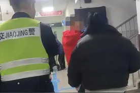 男孩异物堵塞鼻孔呼吸困难 警车一路疾驰护送就医图片