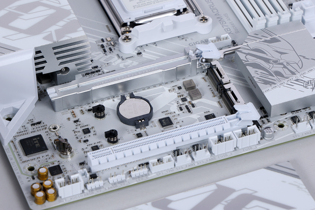 11月全白主流装机配置：9700X+X870M冰雕+5080HOF海景房主机