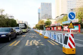 我为群众办实事 | 广西首条！“自己会走路”的潮汐车道，机器人管控通行图片