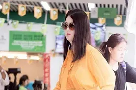 李湘不在意身材，穿橘色雪纺裙配高跟鞋，逛超市也穿得有品质图片