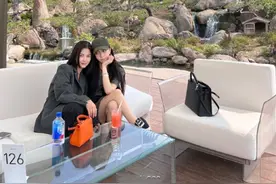 王灿带女儿与闺蜜小聚，穿露脐装抱娃尽显辣妈范儿，杜淳猛夸好美图片