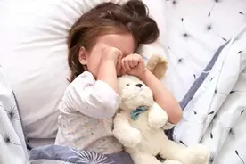 孩子眼睛有这3种情况，尽早去看医生，晚了会影响视力图片