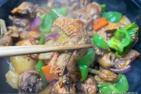 家常大盘鸡的做法，鸡肉软烂易脱骨，土豆香糯入味，汤汁能泡米饭图片