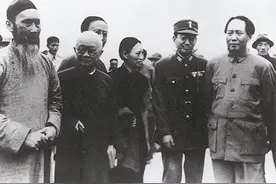 1945年农民上山打猎，意外发现山洞，里面竟藏有一箱箱军火图片