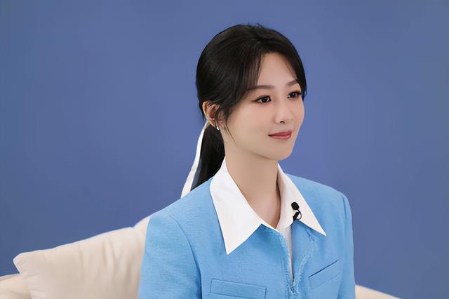 杨紫直播造型变身职场优雅lady 淡蓝穿搭勾勒怡然清姿-北斗星百科网