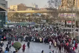 开工第一天，记者实探郑大一附院：市民们有序扫码、排队入院图片