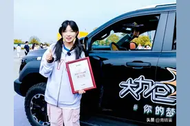 大力仑喜提“梦中情车”，现场搞笑一幕：站起来仑！我站着呢！图片