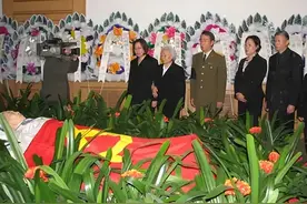 2006年王光美女士葬礼上，来了2位特殊的客人，刘源见后失声痛哭图片