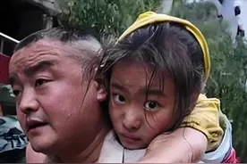 08年地震，父亲拒绝机械，坚持十几个小时刨土救女，如今怎么样了图片