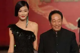 王奎荣：娶小37岁娇妻，69岁老来得女，76岁还在拼命赚钱不敢老去图片