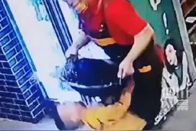 贵州遵义：太危险！男孩火锅店狂奔被汤淋一身图片