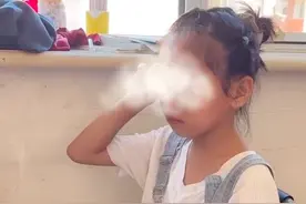 小学生写错暑假作业崩溃大哭，爸爸回应：写了姑姑买的，这两天正在赶作业，实在不行只能交上去了图片