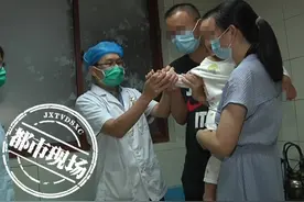 2岁小孩拇指竟不能伸直，患上“中老年病”？医生：很多家长发现不了图片