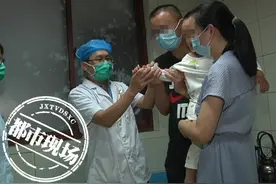 2岁小孩拇指竟不能伸直，患上“中老年病”？医生：很多家长发现不了图片