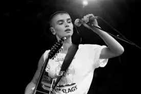 爱尔兰光头女歌手奥康娜去世，终年56岁图片