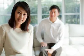 妻子怀上别人的孩子，她劝老公坦然接受：你直接当爹有什么不好？图片