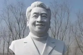 姜昆在公共场合立雕像引争议！网友：何德何能立像？图片