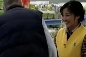 老外迷上了中国打工妹，每天买牛奶只为看她一眼，有缘人终成眷属图片