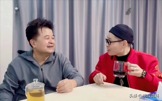 毕福剑现身网红聚会，跷二郎腿叼烟没人理，网友：太把自己当回事