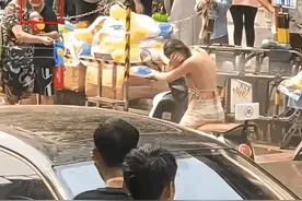 男游客公然耍流氓，专挑隐私部位泼水，网友却说“玩不起别玩”？图片