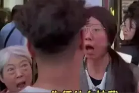 “我们就是要插队”，外婆面目狰狞纵容孙女，教育的缺失迟早反噬图片