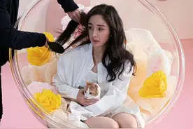 杨幂生图流出被质疑，腿部满是疤痕还鸡皮肤，干瘦青筋暴起引担忧图片