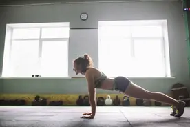 女生为什么要练背？一组练背动作，改善含胸驼背，雕刻性感美背图片