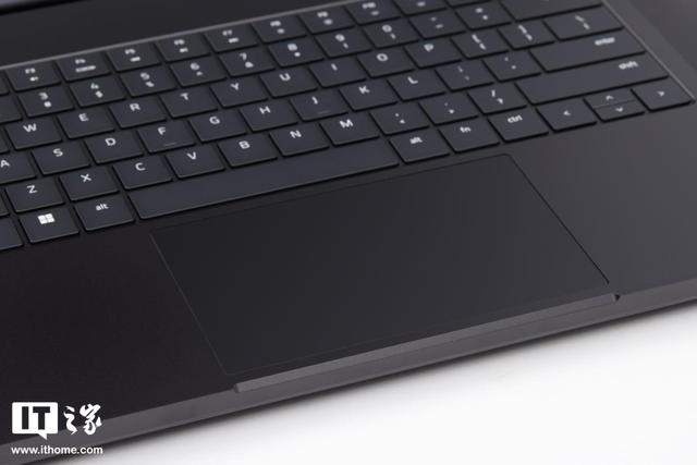 雷蛇灵刃 17 专业版评测：最强移动端 GPU，DLSS 畅玩 2K 光追