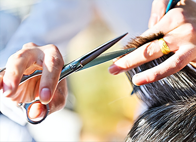 开了一辈子理发店,她的爱情和婚姻,都纠缠在她手艺的一招一式里