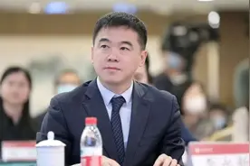 一年没了2000亿，中国教育首富轰然倒下图片
