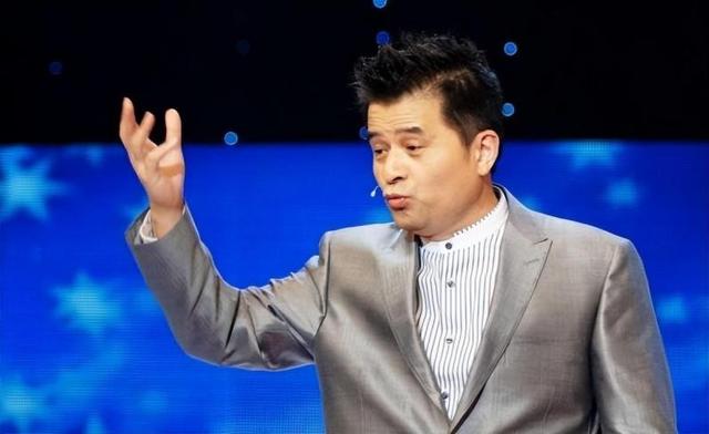 毕福剑现身网红聚会，跷二郎腿叼烟没人理，网友：太把自己当回事