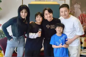 冉莹颖发文庆结婚11周年纪念日，俩儿子颜值差距大，王祖蓝也现身图片