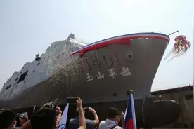 台岛万吨巨舰正式入列，蛙军声称“以武拒统利器”，实为泡水废舰图片