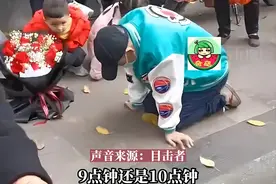 男子雨夜跪20小时只求女友复合! 卑微的爱情还有意义？图片