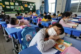 午休椅被搬进教室，学生午睡场面走红，舒适十足却被质疑是摆拍图片