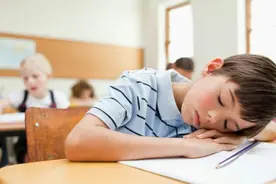 你家孩子晚上几点睡呢？睡太晚，不仅影响身高发育，还有这些弊端图片