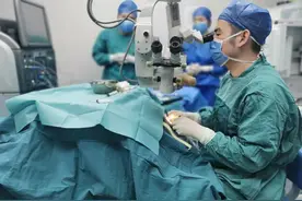 眼底出血拖延半年就诊 左眼突然看不见了图片