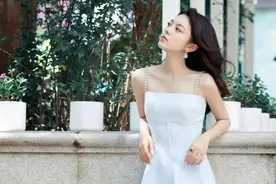 赵今麦白色连衣裙美腿性感写真图片