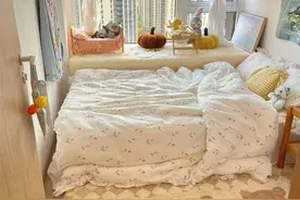 她装修6㎡超小卧室，放下床后“头脚顶墙”，空间虽小却有安全感图片