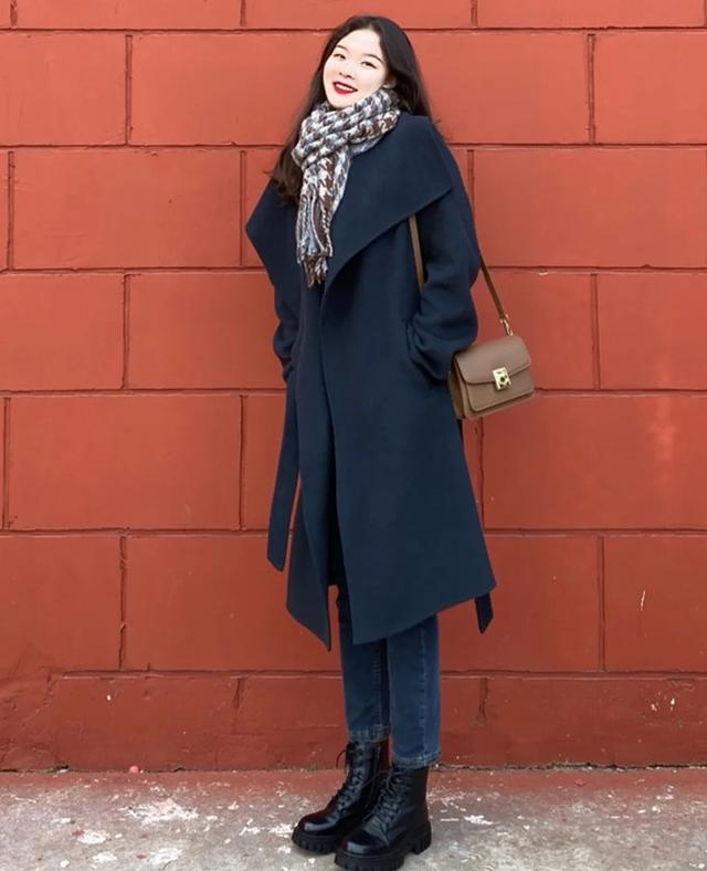 直筒裤怎么搭配上衣,秋冬穿搭指南,大衣 直筒裤最易上手,保暖又舒适