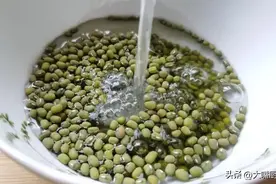 夏天适合吃绿豆，清热又解暑，试试这软皮绿豆饼，皮薄馅大还香甜图片