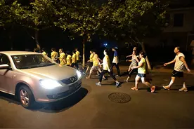 “暴走团”还是“暴徒团”？男子家人重病被拦，开车强闯致惨案图片