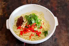 老一辈人爱吃的面条做法，一煮一捞一拌，滑嫩鲜香，总有吃不腻图片