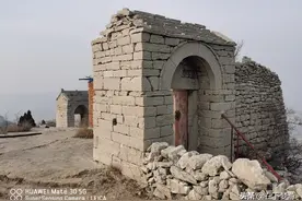 长清的马山山顶，几乎成了“庙”的世界，粗制滥造、滥竽充数图片