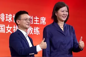 62岁郎平回国参加新工作！面部发福明显，头发乌黑浓密似年轻10岁图片