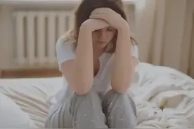 女性来例假时，突然流出一股血块，是身上的肉吗？图片