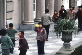 70年代罕见老照片，图4大爷偷看游泳女孩，图7上千年历史的黑猪肉图片