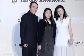 张艺谋真有眼光，小31岁的娇妻穿白裙优雅又贵气，气质不输女明星图片